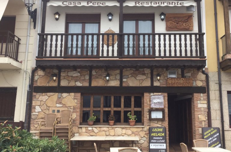 Fachada del Restaurante Casa Pepe en la Plaza Mayor de Candeleda