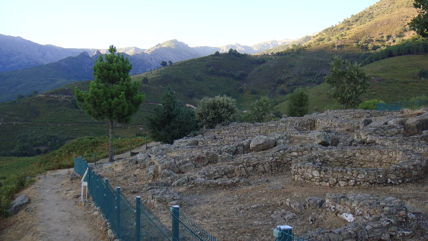 Restos del Castro Celta de El Raso, en Candeleda, al pie de la Sierra de Gredos