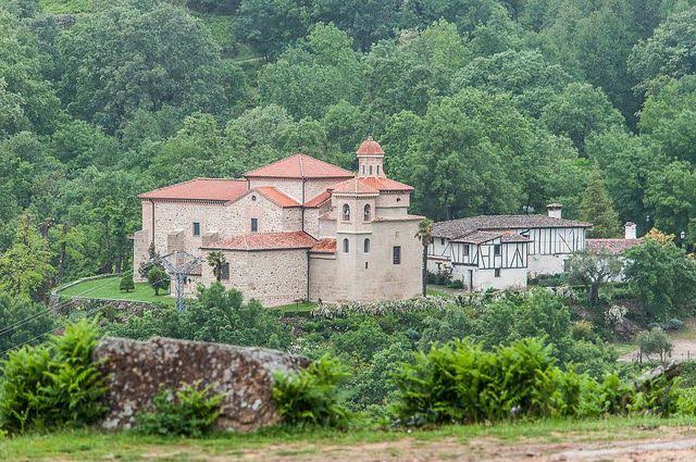 Santuario de Nuestra Señora de Chilla, en la ladera de Gredos en Candeleda