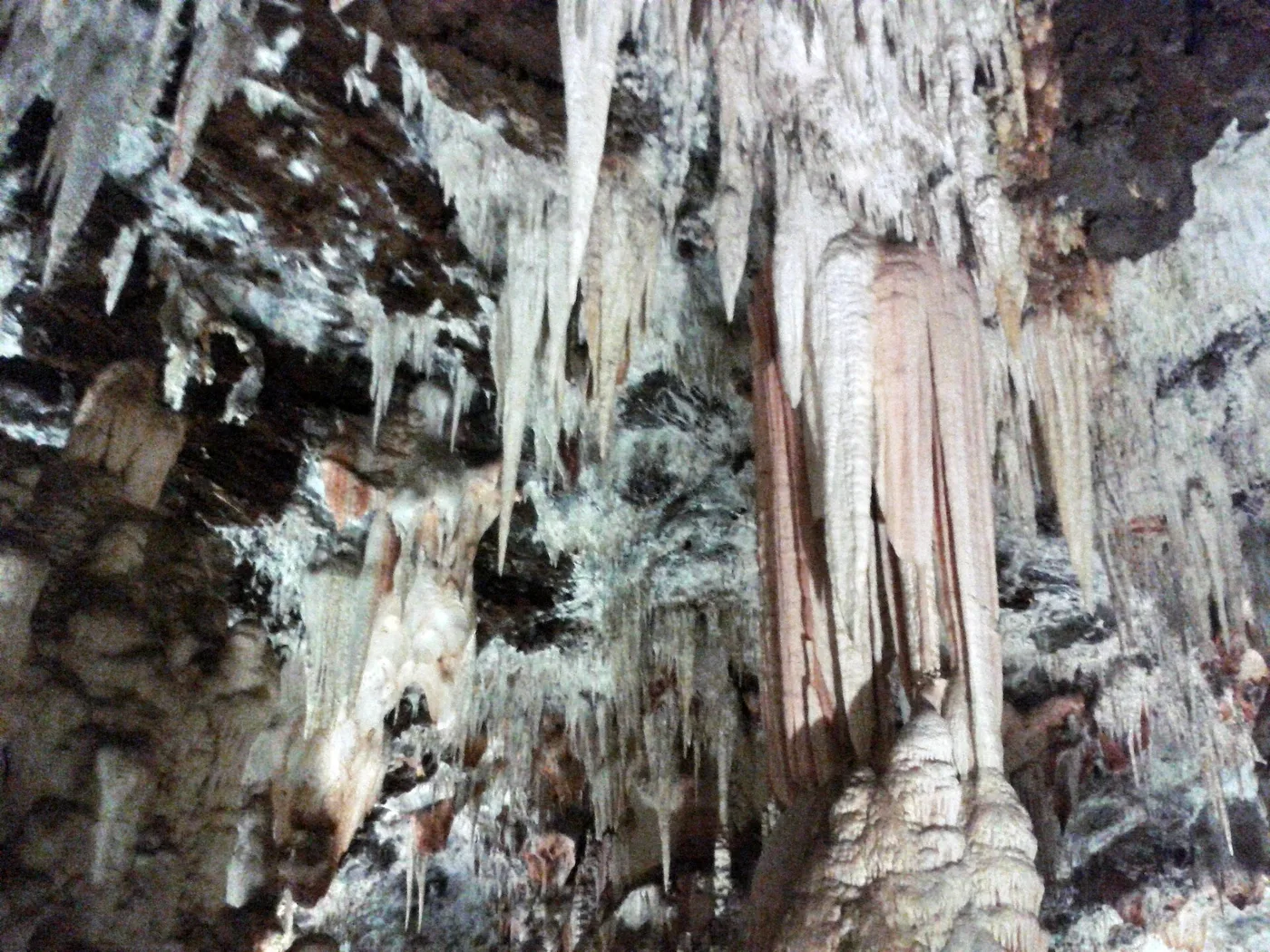 Formaciones calcáreas en el interior de las Cuevas del Águila, Arenas de San Pedro