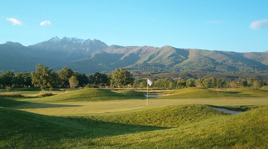 Campo de golf de Candeleda, instalaciones deportivas de la zona