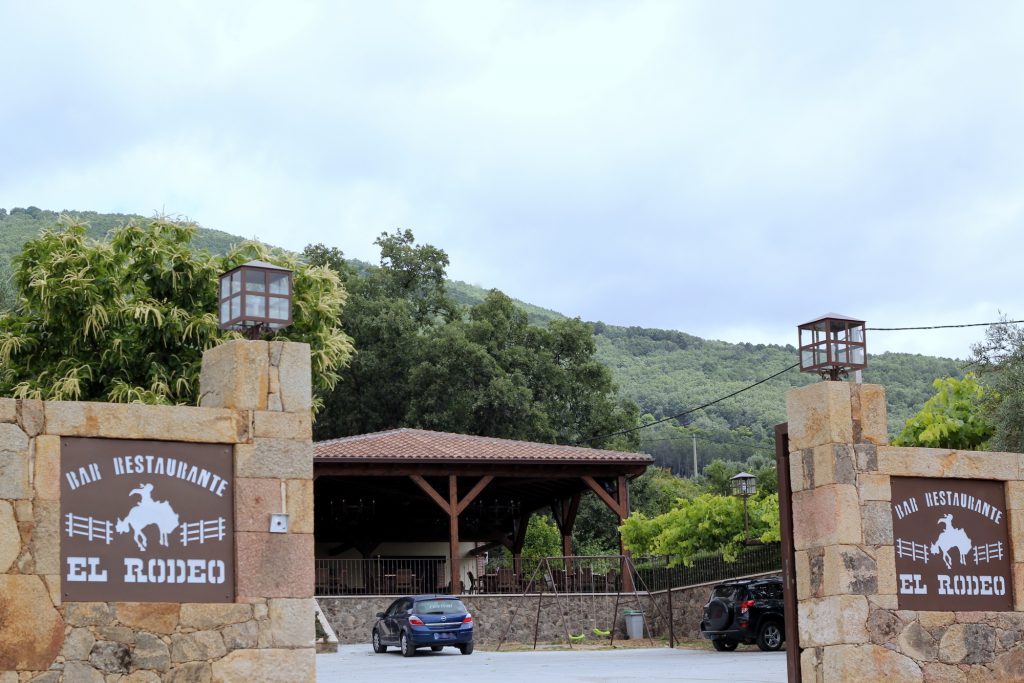 Terraza del Restaurante El Rodeo en la carretera de Chilla, Candeleda